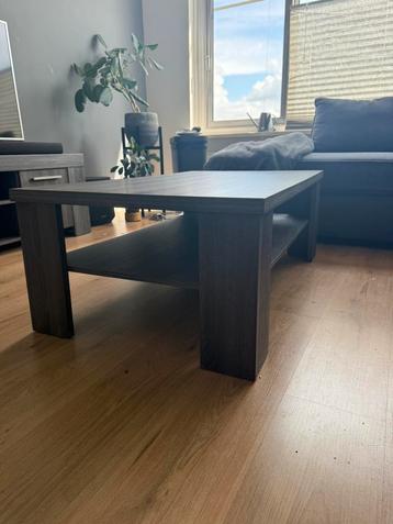 Salontafel in donker houtlook – strak en stevig ontwerp beschikbaar voor biedingen