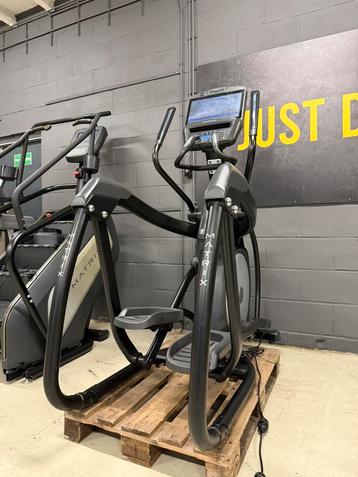 Zwarte Matrix crosstrainer met luxe scherm, internet/Netflix beschikbaar voor biedingen