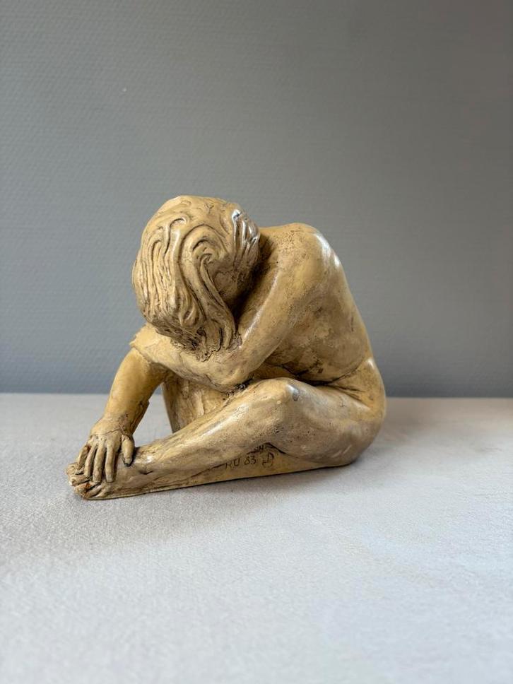 Vintage keramiek knielende vrouw beeld gesigneerd l20cm, Antiek en Kunst, Kunst | Beelden en Houtsnijwerken, Ophalen of Verzenden
