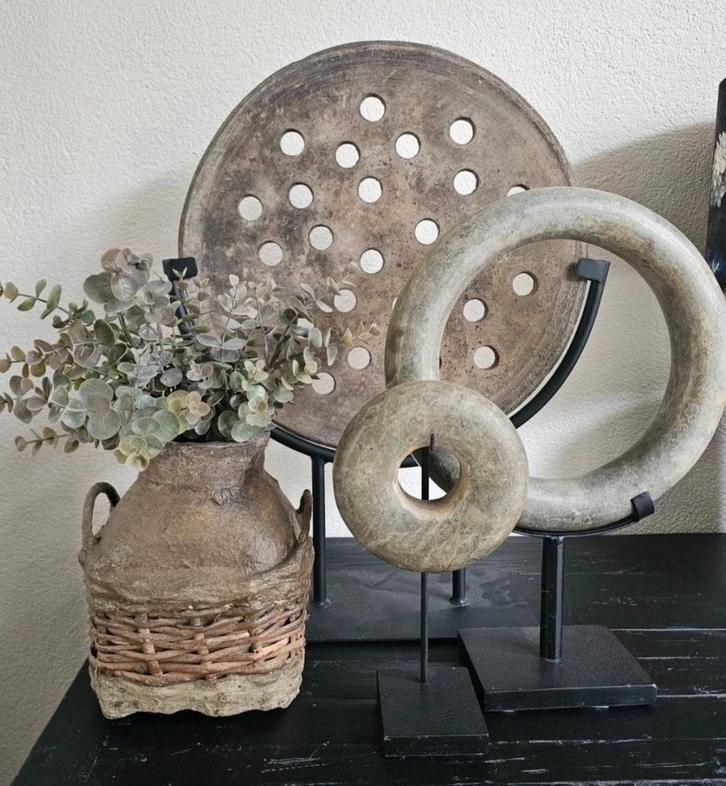 Oude stenen broodmal op voet, Antiek en Kunst, Kunst | Designobjecten, Ophalen of Verzenden