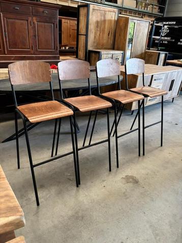 Industriële barkrukken met houten zitvlak – set van 4 beschikbaar voor biedingen