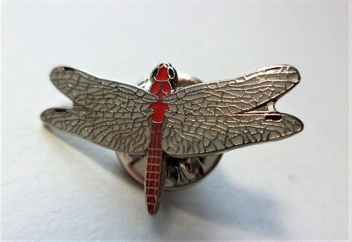 Steenrode heidelibel, emaille steekbroche, pin., Sieraden, Tassen en Uiterlijk, Broches, Nieuw, Overige materialen, Minder dan 4 cm