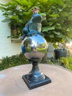 Vintage gietijzeren kikker met gouden kroon op chromen bol, Ophalen of Verzenden, Gebruikt, Metaal, Dierenbeeld