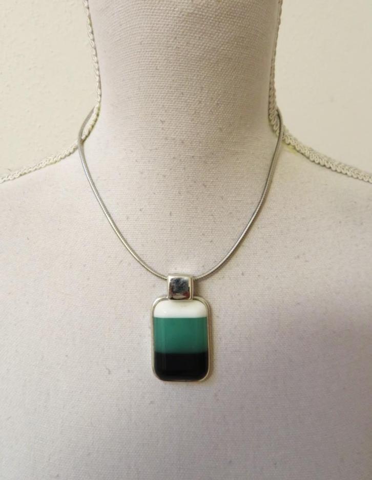 Pierre Lang kettinghanger groen wit zwart zilver rhodineert, Sieraden, Tassen en Uiterlijk, Kettinghangers, Zo goed als nieuw