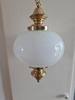 Vintage hanglamp met glazen bol, Huis en Inrichting, Lampen | Hanglampen, 50 tot 75 cm, Vintage, Ophalen of Verzenden, Zo goed als nieuw
