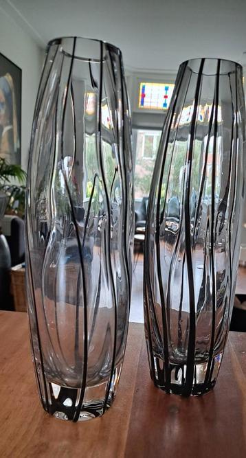 2x Glazen vaas met zwart reliëf lijn beschikbaar voor biedingen