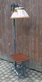 Vintage smeedijzeren vloerlamp met tafeltje en lectuurbak, Huis en Inrichting, Lampen | Vloerlampen, Ophalen, Zo goed als nieuw