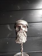 Bearded skull op sokkel silly art, Ophalen of Verzenden