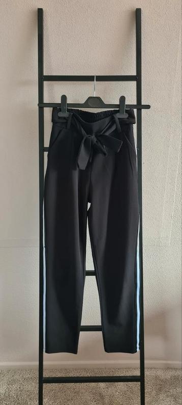 Pantalon zwart met wit/zwarte streep en centuur  beschikbaar voor biedingen