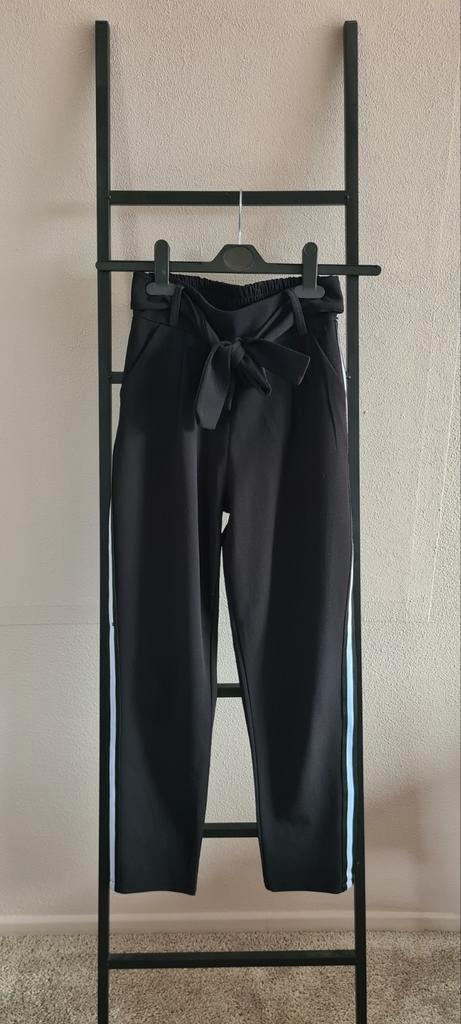 Pantalon zwart met wit/zwarte streep en centuur, Kleding | Dames, Broeken en Pantalons, Zo goed als nieuw, Maat 36 (S), Zwart