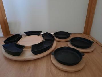 Houten draaiplateau en 3 bordjes, met gietijzeren schaaltjes beschikbaar voor biedingen