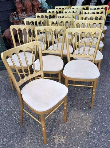12 gouden stoelen uit de trouwzaal in Laren nh merk is Fameg