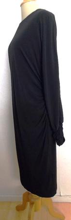Zwarte jurk met plisse en aparte mouwen van Madeleine! 42, Kleding | Dames, Jurken, Verzenden, Zwart, Maat 42/44 (L), Zo goed als nieuw