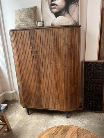 Magazijn leegverkoop dichte kast retro Noor Mangohout ribbel beschikbaar voor biedingen