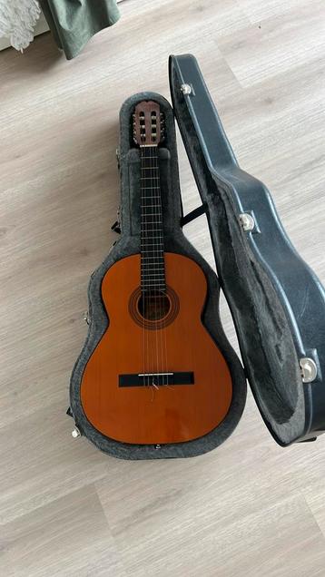 Akoestische gitaar Admira met harde koffer beschikbaar voor biedingen