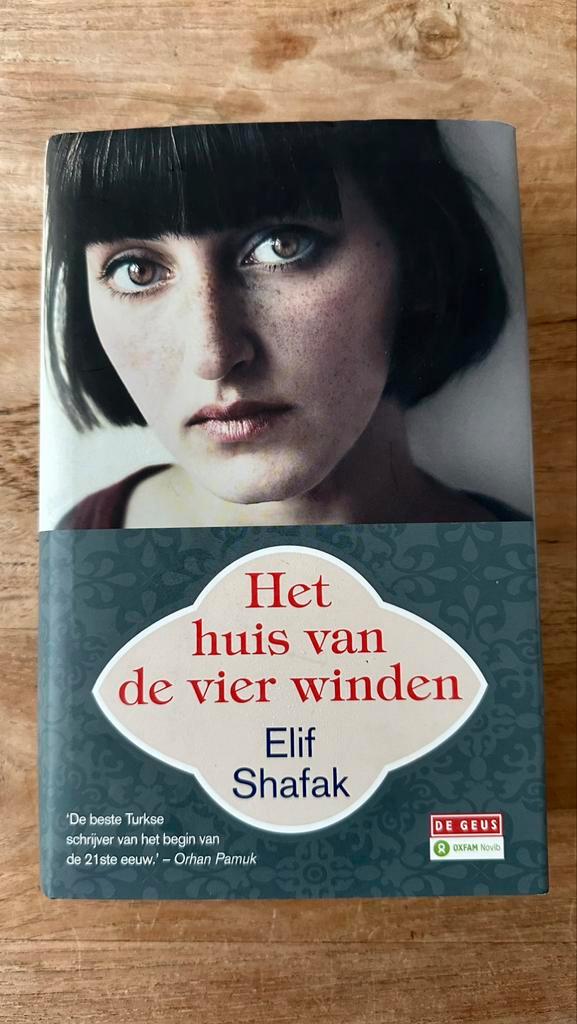 Elif Shafak - Het huis van de vier winden - Hardcover, Boeken, Literatuur, Zo goed als nieuw, Nederland, Ophalen of Verzenden