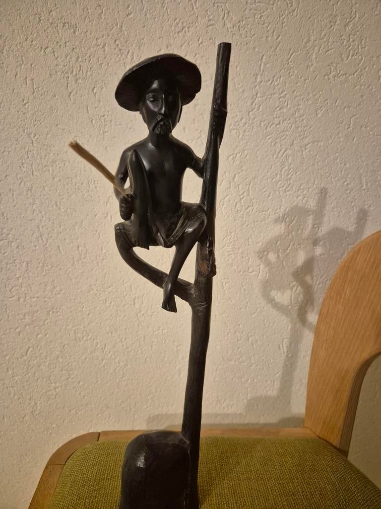 Beeld. Paalvisser uit Sri Lanka, Ophalen