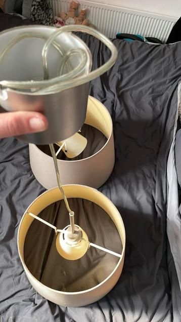 2 grijze plafond lampen beschikbaar voor biedingen
