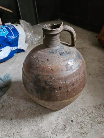 Oude aardewerken kruik met handvat beschikbaar voor biedingen