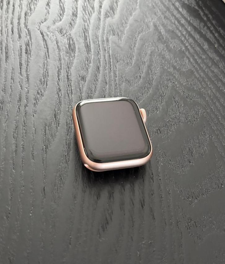 Apple Watch Series 6 (40mm) – nieuw bandje, nette staat, Sieraden, Tassen en Uiterlijk, Smartwatches, Gebruikt, iOS, Roze, GPS