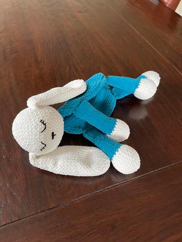 Lekker zacht knuffeldoekje gehaakt beschikbaar voor biedingen
