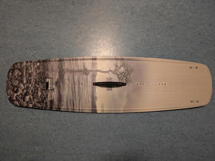 Kiteboard Naish Traverse EJ Pro 2022 138, Watersport en Boten, Kitesurfen, Zo goed als nieuw, Kiteboard, 4 m² of minder, Twintip