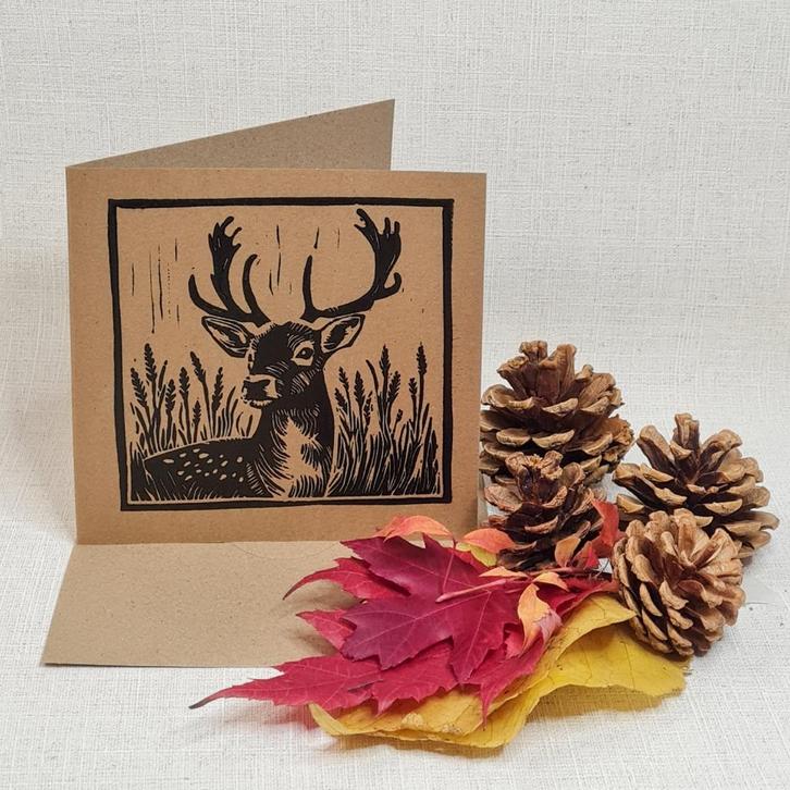 Dubbele kaart met envelop hert handgemaakt linosnede 15x15, Diversen, Wenskaarten, Nieuw, Ophalen of Verzenden