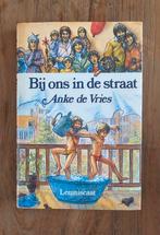 A. de Vries - Bij ons in de straat (als nieuw!), Ophalen of Verzenden, Zo goed als nieuw, A. de Vries