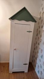 Matgroene kinderkledingkast met puntdak, Ophalen, Met deur(en), Gebruikt, 50 tot 100 cm