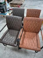 Vier (nep)leren stoelen in twee kleuren bruin, Huis en Inrichting, Stoelen, Ophalen, Gebruikt, Bruin, Metaal
