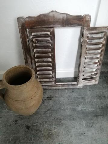 Houten Decoraam met Stenen Kan beschikbaar voor biedingen