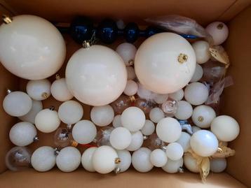Doos kerstballen wit en blauwe piek beschikbaar voor biedingen