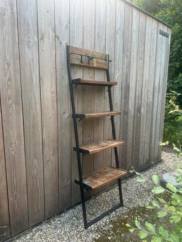 Stoere industriële wandkast  de planken lopen taps toe beschikbaar voor biedingen