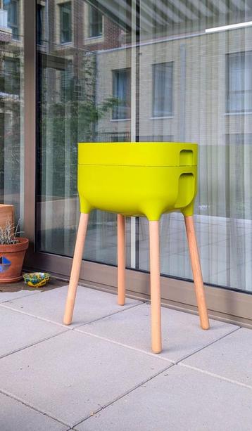 Urbalive groene plantenbak op pootjes met waterreservoir beschikbaar voor biedingen