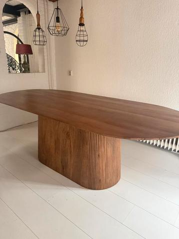 Ovale walnoot eettafel nieuwstaat 230 x 110 cm beschikbaar voor biedingen