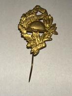 Militair speldje met helm en lauwerkrans, Ophalen of Verzenden