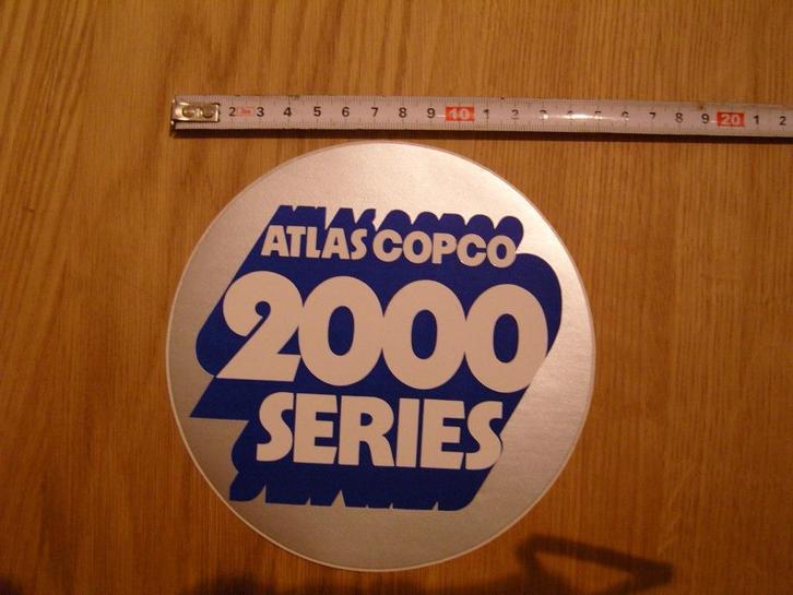 sticker leende atlas copco 2000 series, Verzamelen, Stickers, Zo goed als nieuw, Bedrijf of Vereniging, Ophalen
