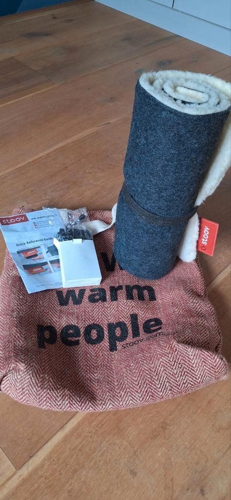 Stoov Big Hug Woolly Warmtedeken - Nieuwstaat, Huis en Inrichting, Woonaccessoires | Plaids en Woondekens, Nieuw, Ophalen of Verzenden