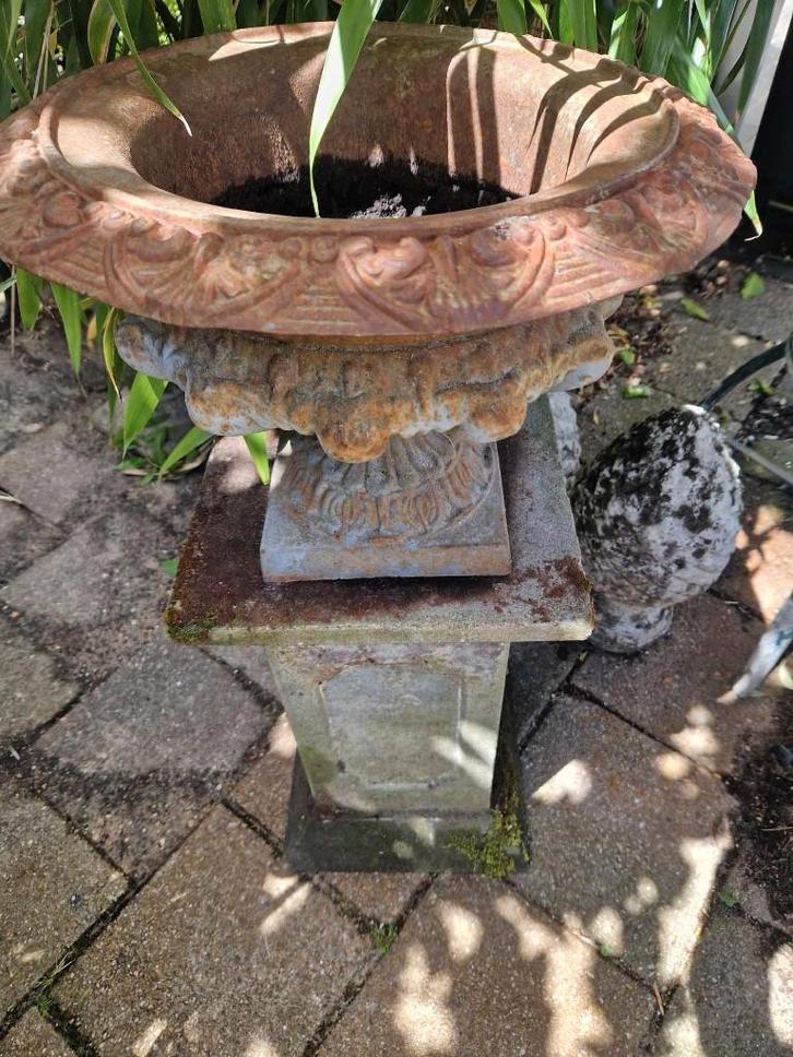 Antieke sierlijke gietijzeren vaas + sokkel/pilaar(brocante), Tuin en Terras, Tuinvazen, Gebruikt, Ophalen