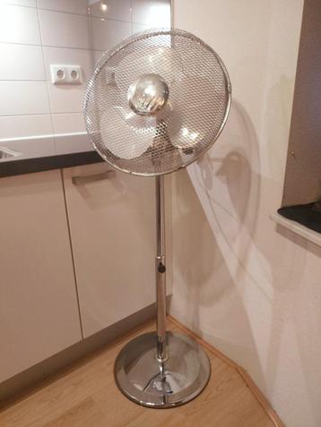 Grote Chrome Retro Ventilator - 140cm Hoog - ø 45cm beschikbaar voor biedingen