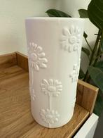 Vintage witte matte porseleinen vaas met reliëf van bloemen, Ophalen of Verzenden