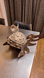 Handgesmede metalen helm en schild - Uniek smidswerk (1975), Antiek en Kunst, Antiek | Koper en Brons, Ophalen of Verzenden, Brons