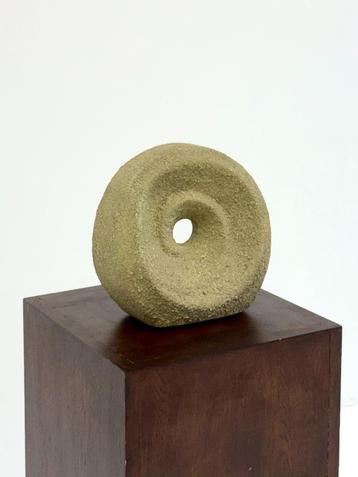 Unieke ronde beige sculptuur beschikbaar voor biedingen
