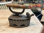 Antiek Strijkijzer met Houten Handvat en Decoratie, Ophalen of Verzenden