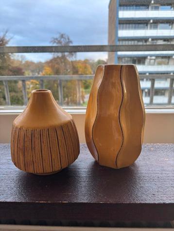 2 Gele Aardewerken Vaasjes beschikbaar voor biedingen