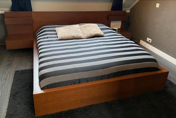 Donkerbruin IKEA Malm bed met nachtkastjes - afbeelding 1