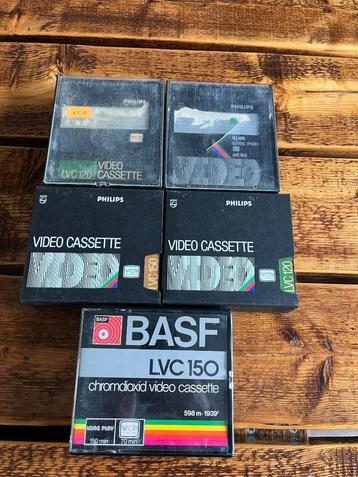 5 VCR videobanden , banden , tape , video tapes . 