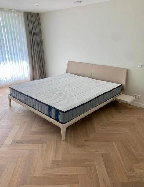 Auping Essential Bed 200x210 – Zgan (1 jaar oud), Huis en Inrichting, Slaapkamer | Bedden, Zo goed als nieuw, Tweepersoons, Overige maten