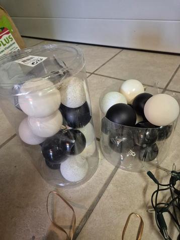 Kerstballen zwart/ cremewit plus verlichting beschikbaar voor biedingen