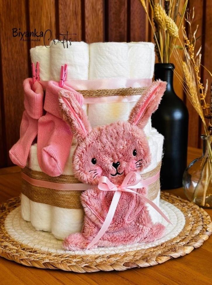 Luiertaart met knisperknuffel – Konijntje, Kinderen en Baby's, Kraamcadeaus en Geboorteborden, Nieuw, Kraamcadeau, Ophalen of Verzenden